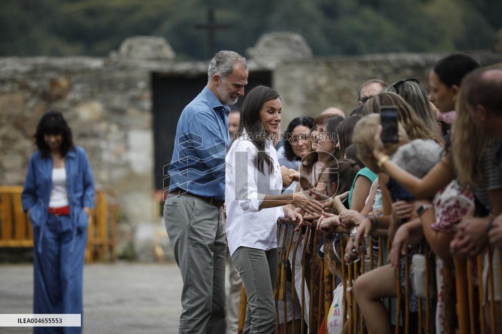 Royals Visit Fire-Affected Areas In Lake Sanabria