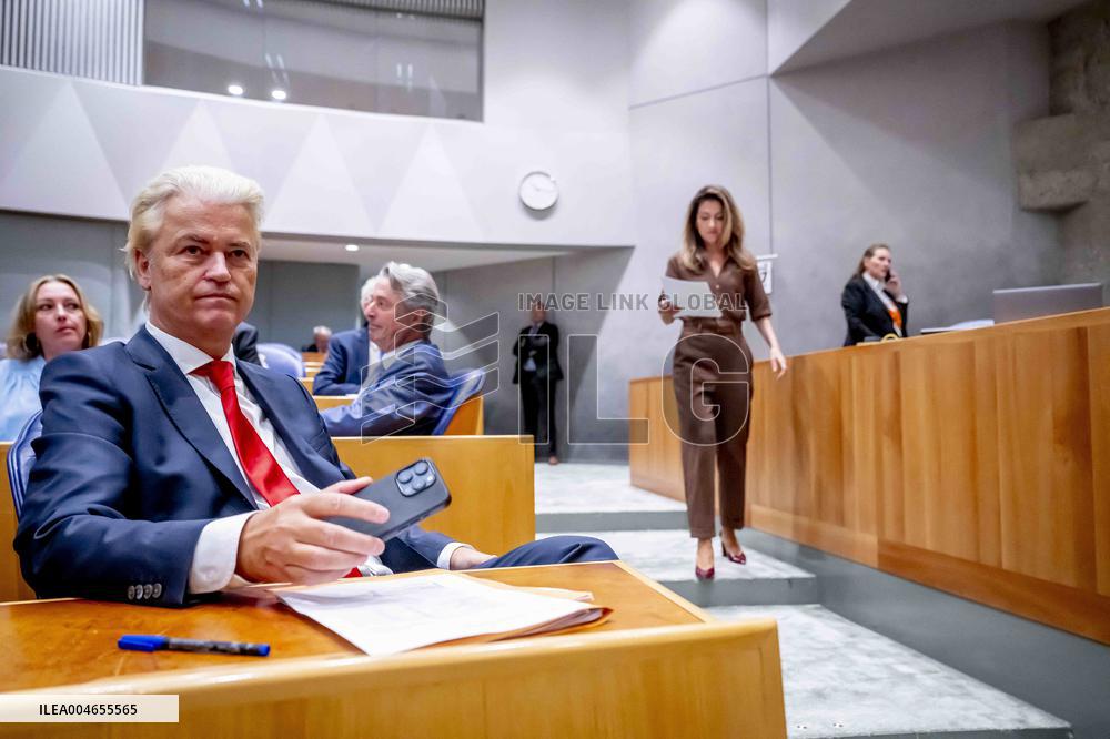 House of Representatives Meets on NSC departure - The Hague