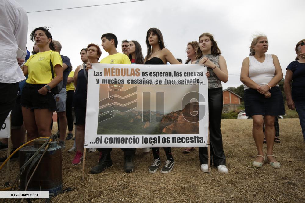 Royals Visit Fire-Affected Areas In Lake Sanabria