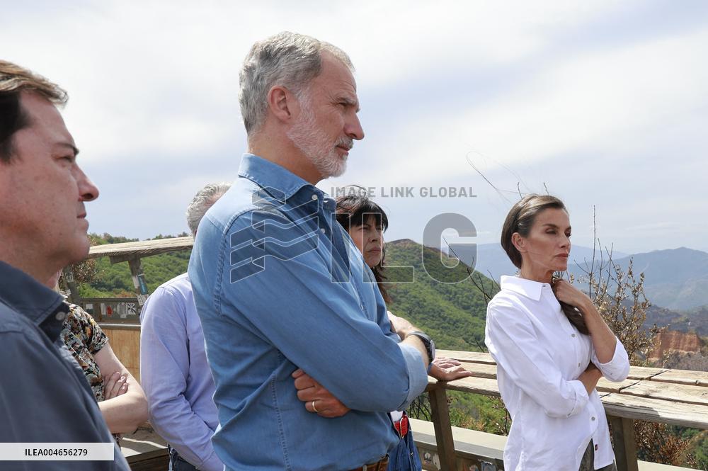 Royals Visit Fire-Affected Areas In Lake Sanabria