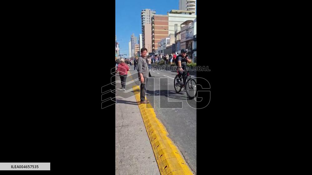 Argentina: Supporters and Protesters Fill Streets as Milei’s Caravan Drives Through Lomas de Zamora