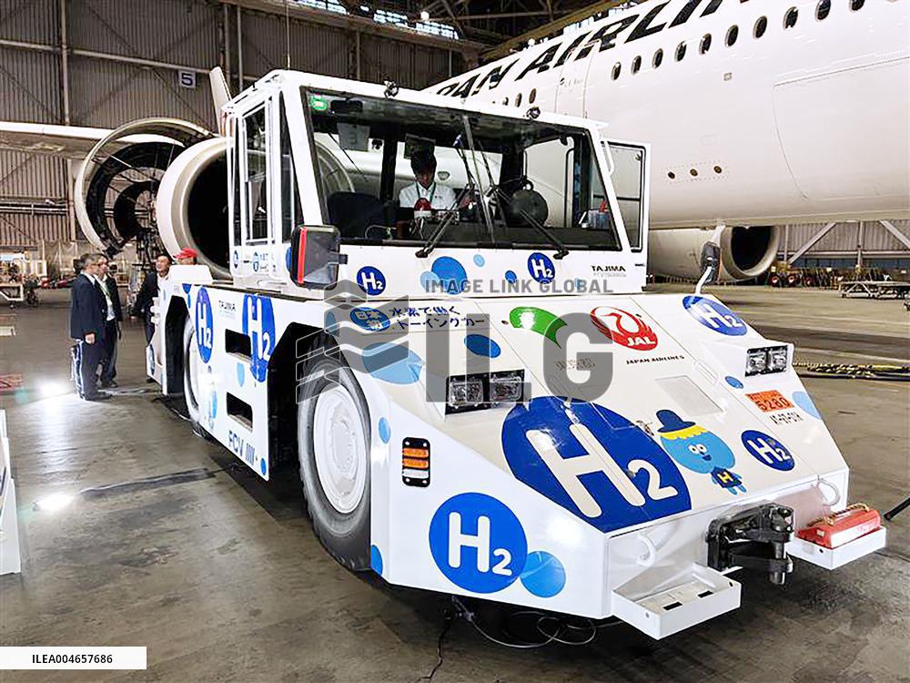 JAL adopts hydrogen-powered airport tractor