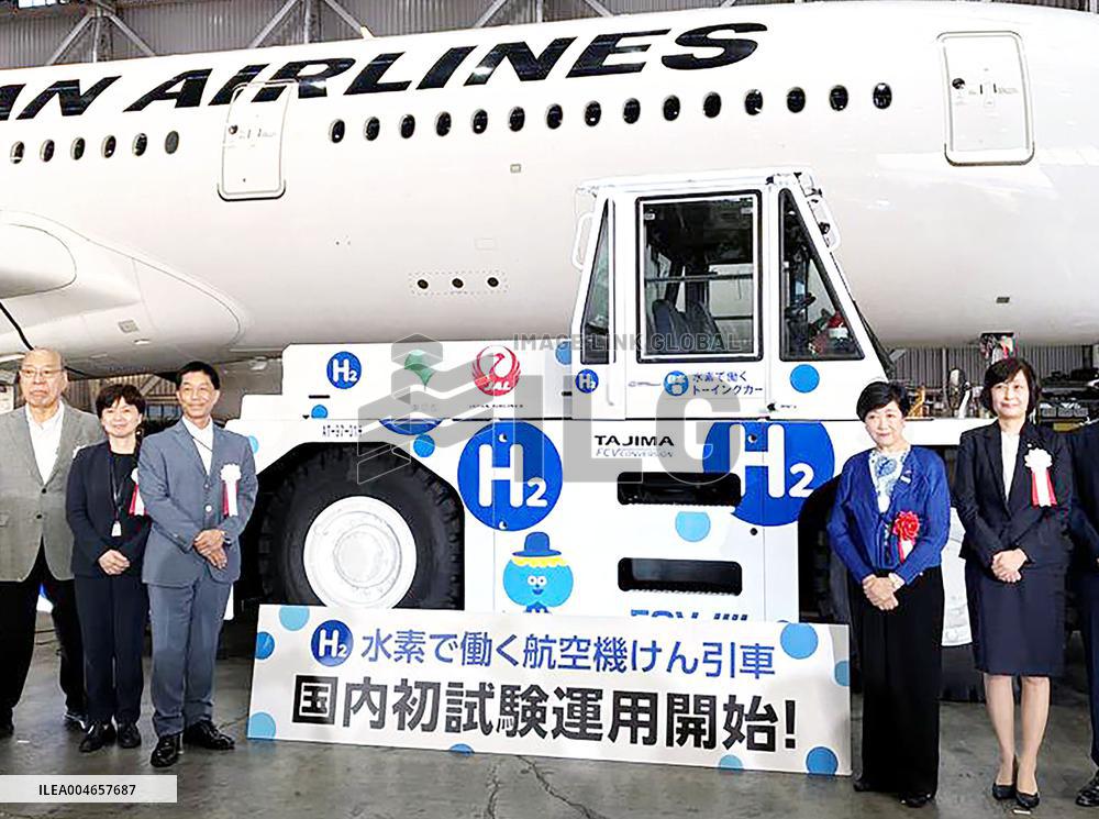 JAL adopts hydrogen-powered airport tractor