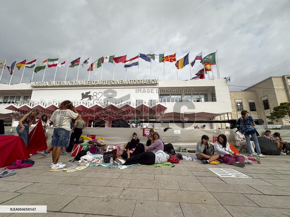 VENICE - Fans in front Cinema Palace MP