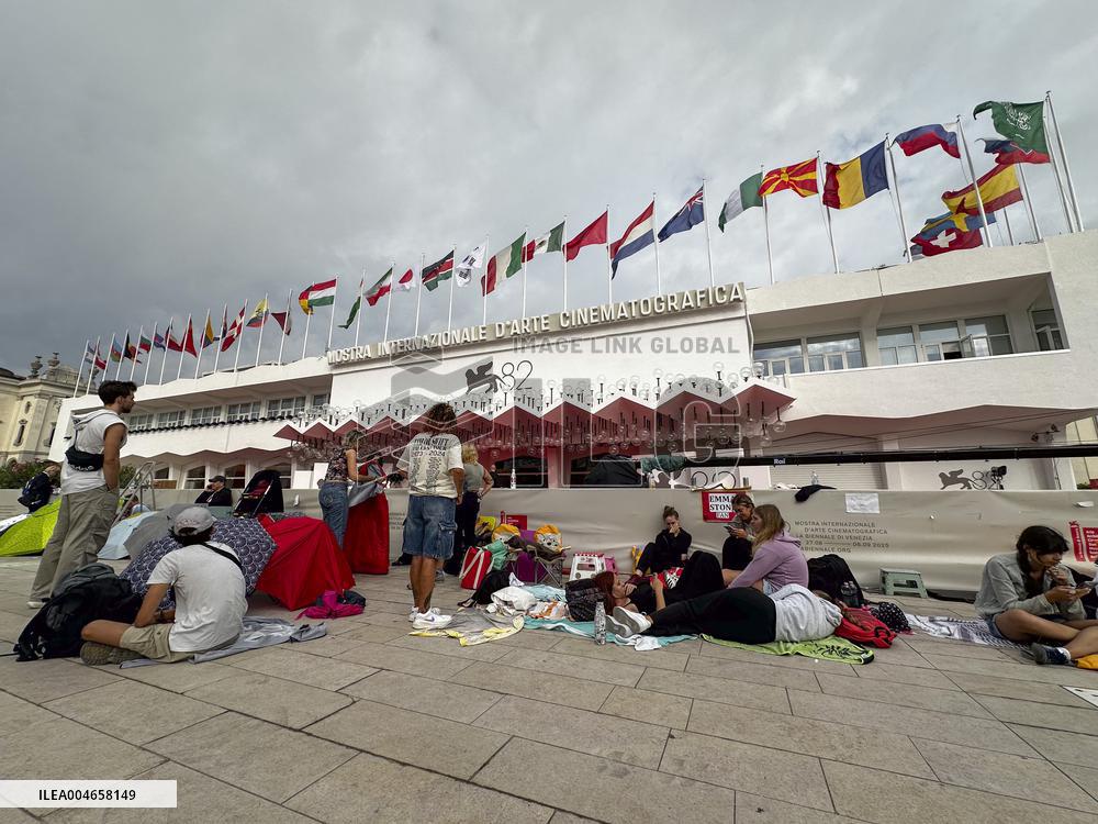 VENICE - Fans in front Cinema Palace MP