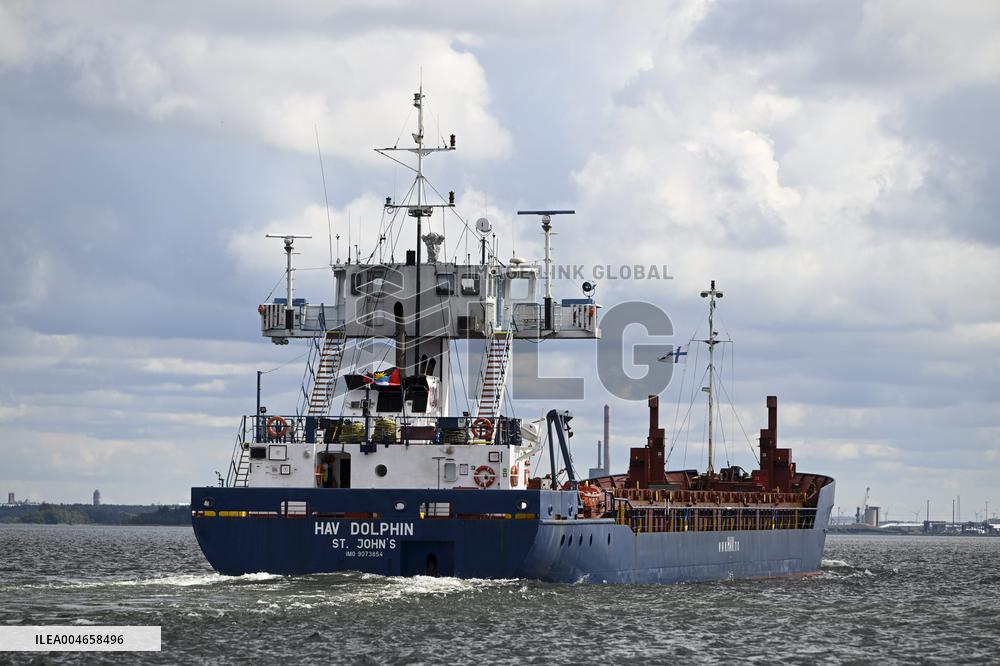 Hav Dolphin cargo ship heading to Vaasa