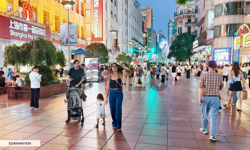 Nanjing Road Pedestrian Street Tour in Shanghai