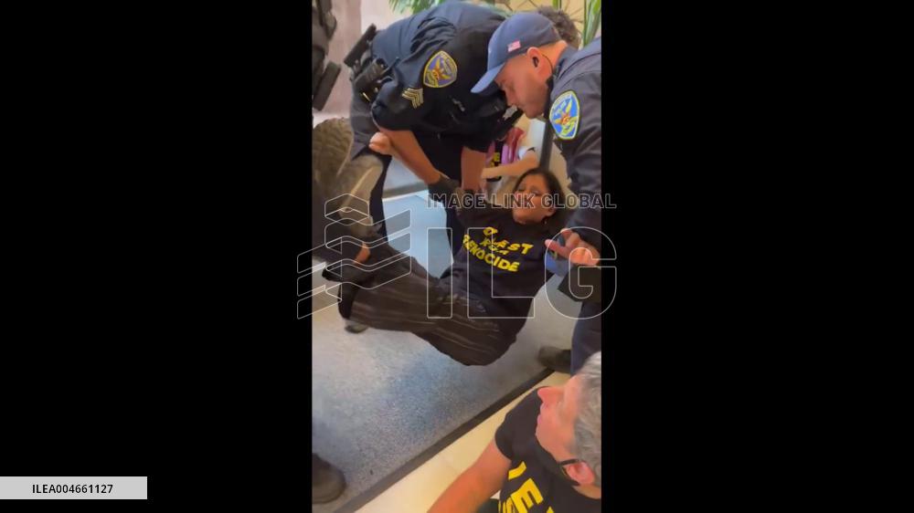 US: Hundreds Arrested as Protestors Occupy Senators’ Offices in CA, Demand End to Arms Shipments