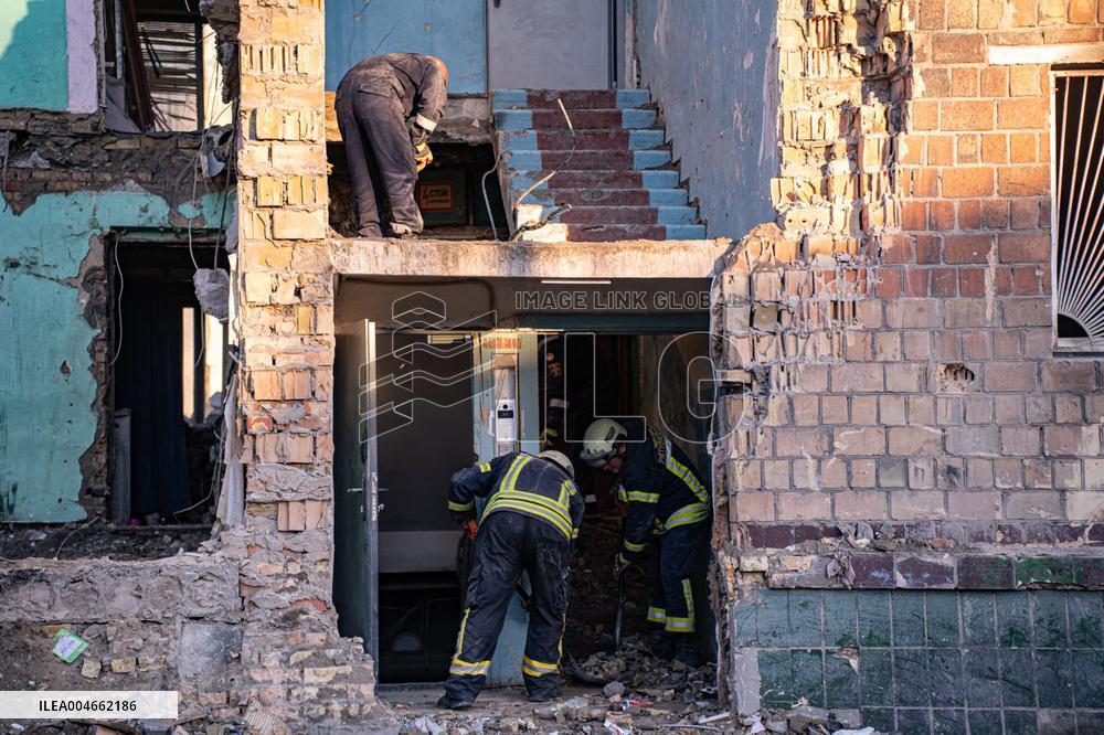 Russian Strikes in Kiev Claim 23 Lives - Ukraine