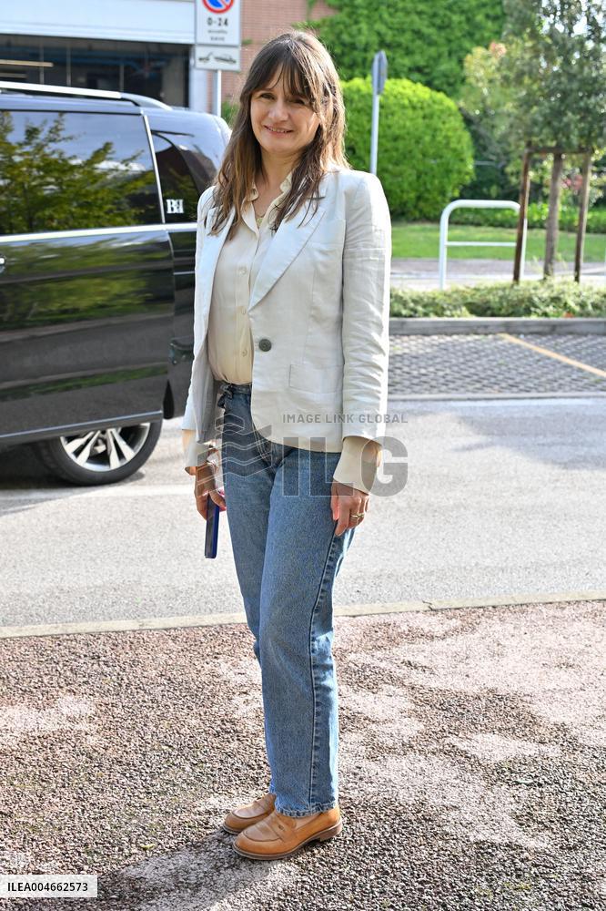 Venice Emily Mortimer Airport Arrivals JR