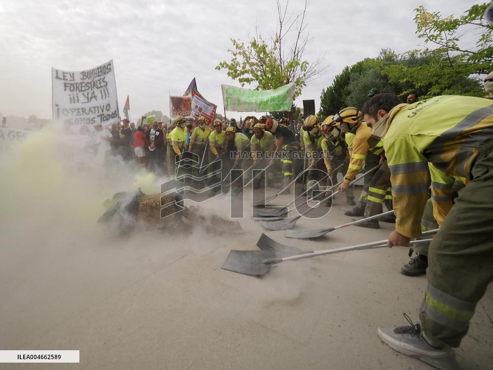 Firefighters Rally in Valladolid Against Mismanagement - Spain