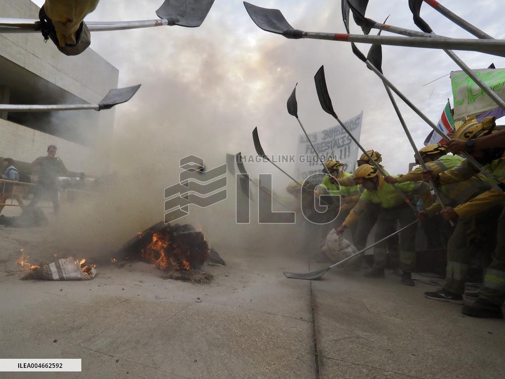 Firefighters Rally in Valladolid Against Mismanagement - Spain
