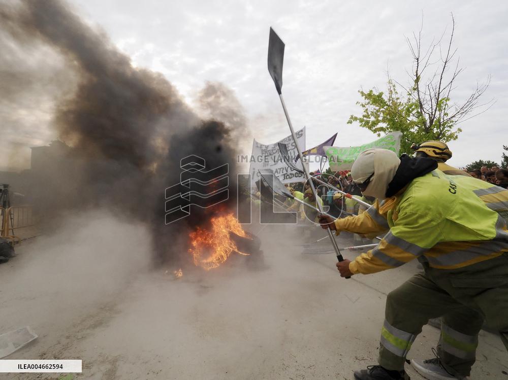 Firefighters Rally in Valladolid Against Mismanagement - Spain