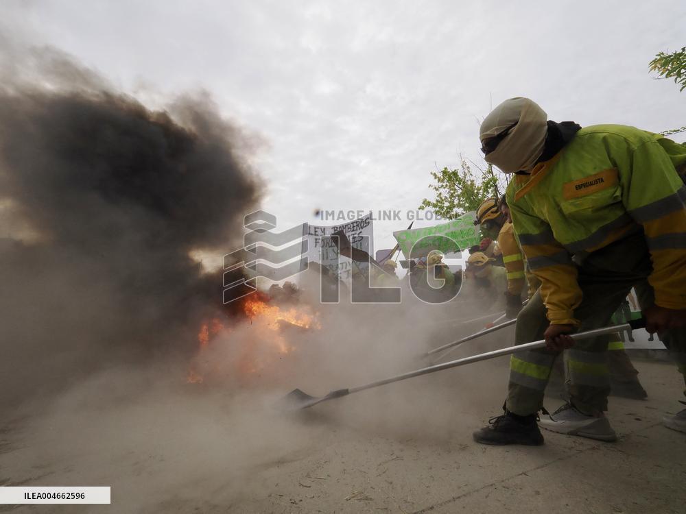 Firefighters Rally in Valladolid Against Mismanagement - Spain