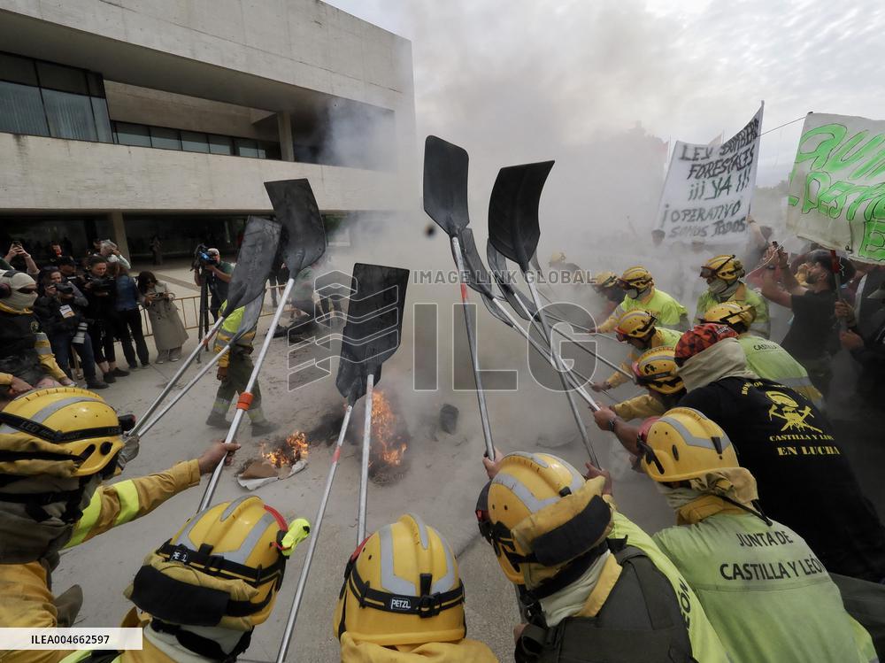 Firefighters Rally in Valladolid Against Mismanagement - Spain