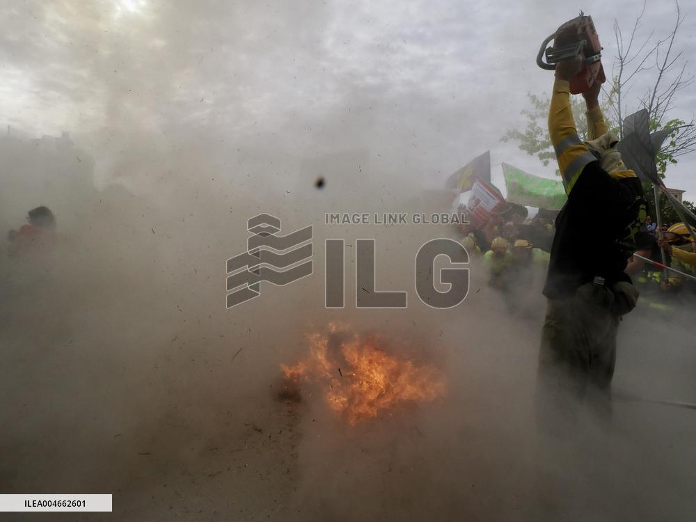 Firefighters Rally in Valladolid Against Mismanagement - Spain