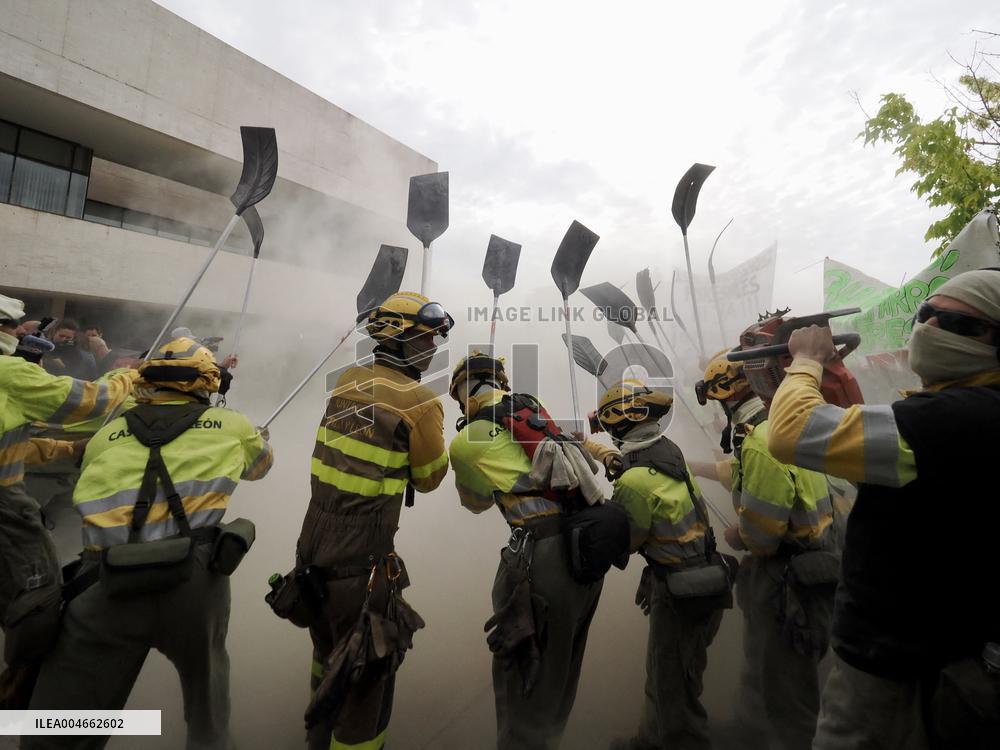Firefighters Rally in Valladolid Against Mismanagement - Spain