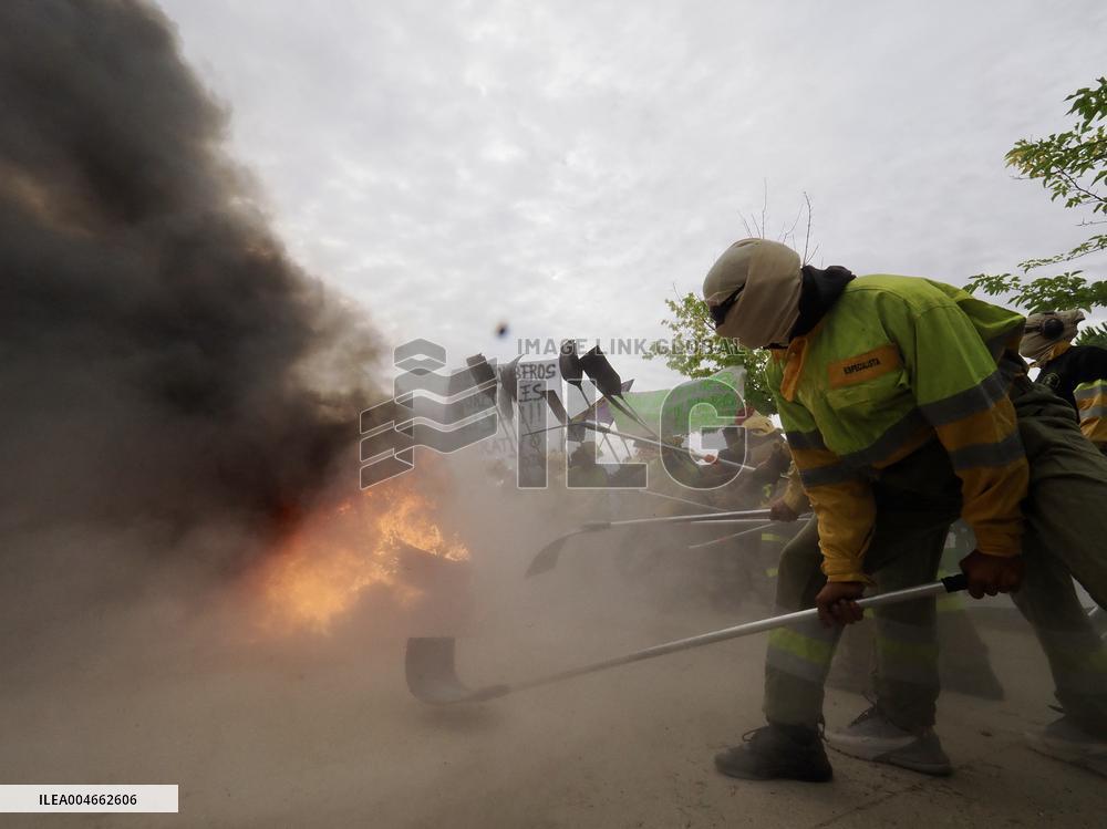 Firefighters Rally in Valladolid Against Mismanagement - Spain