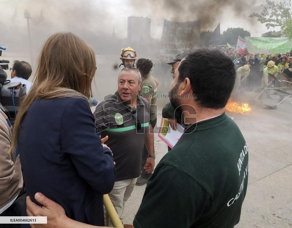Firefighters Rally in Valladolid Against Mismanagement - Spain