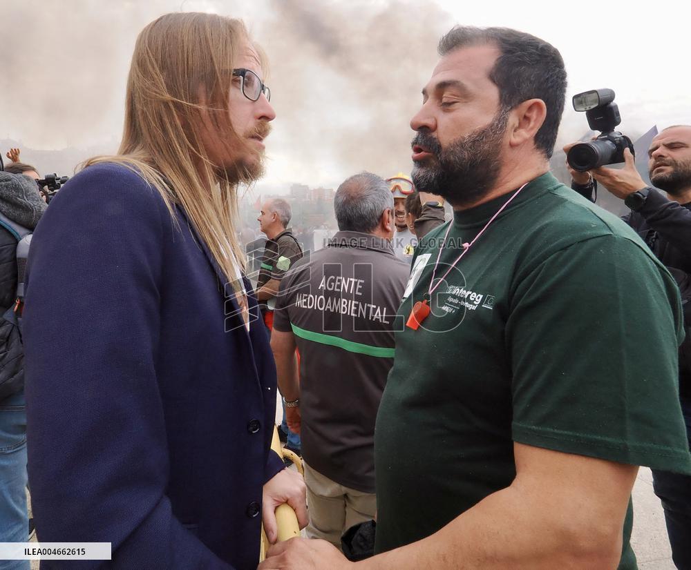 Firefighters Rally in Valladolid Against Mismanagement - Spain