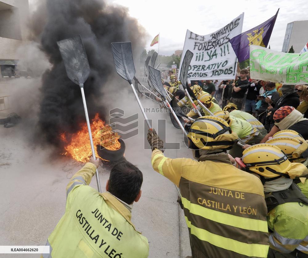 Firefighters Rally in Valladolid Against Mismanagement - Spain