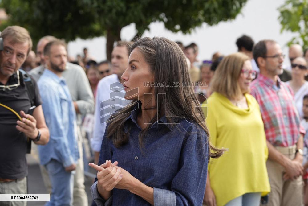 King and Queen Visit Fire-Damaged Caceres Villages
