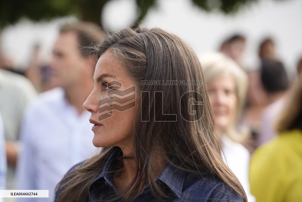 King and Queen Visit Fire-Damaged Caceres Villages