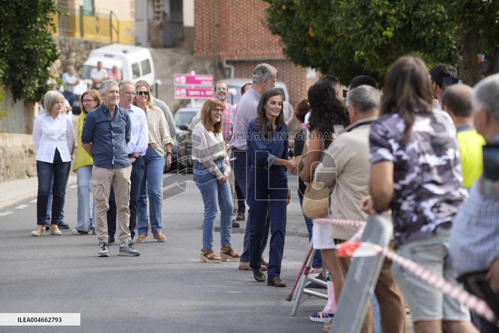 King and Queen Visit Fire-Damaged Caceres Villages