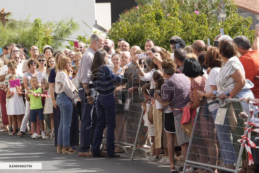 King and Queen Visit Fire-Damaged Caceres Villages