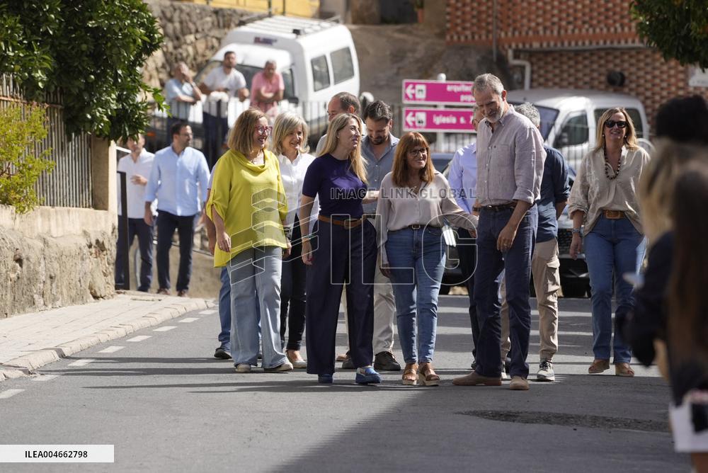 King and Queen Visit Fire-Damaged Caceres Villages