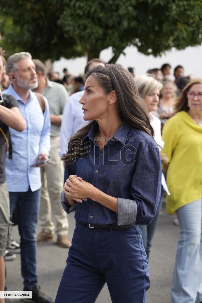 King and Queen Visit Fire-Damaged Caceres Villages