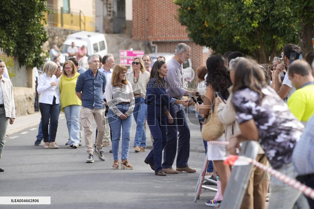 King and Queen Visit Fire-Damaged Caceres Villages