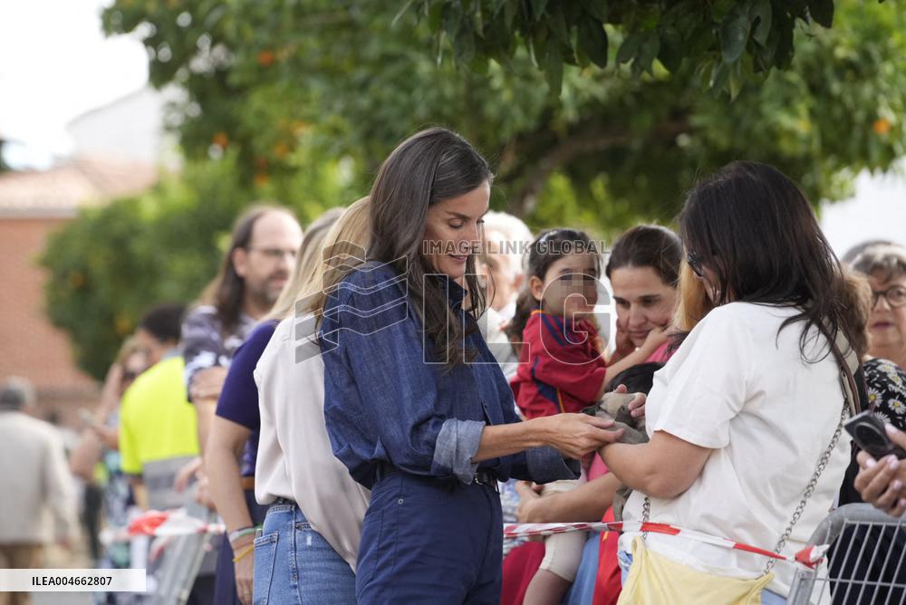 King and Queen Visit Fire-Damaged Caceres Villages
