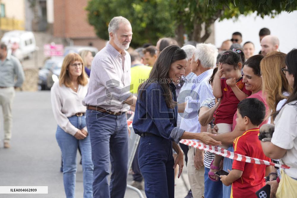 King and Queen Visit Fire-Damaged Caceres Villages