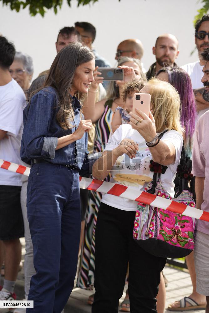 King and Queen Visit Fire-Damaged Caceres Villages