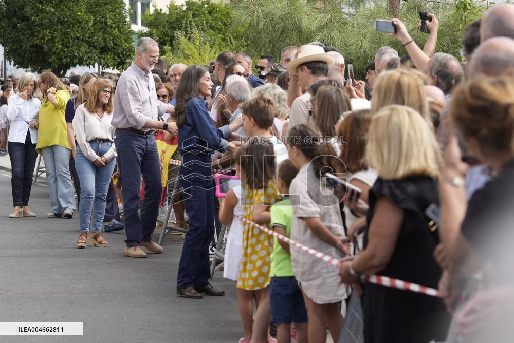 King and Queen Visit Fire-Damaged Caceres Villages