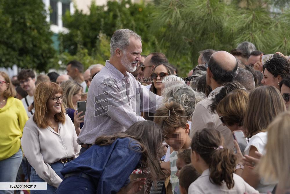 King and Queen Visit Fire-Damaged Caceres Villages