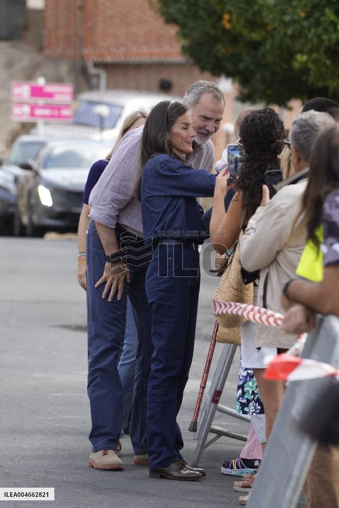 King and Queen Visit Fire-Damaged Caceres Villages