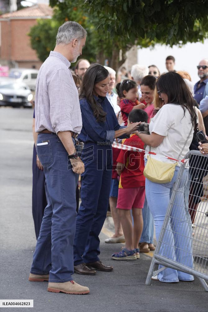 King and Queen Visit Fire-Damaged Caceres Villages