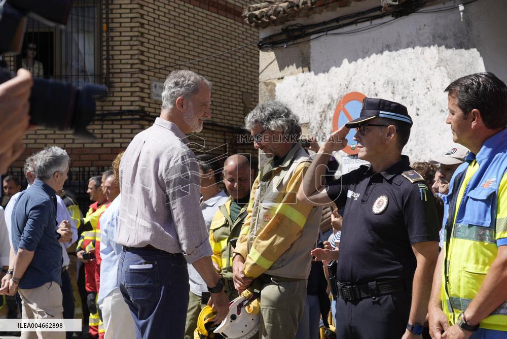 King and Queen Visit Fire-Damaged Caceres Villages