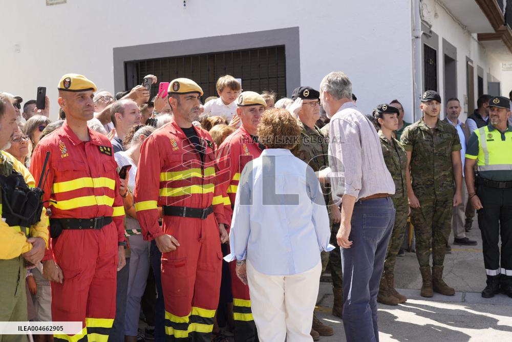 King and Queen Visit Fire-Damaged Caceres Villages