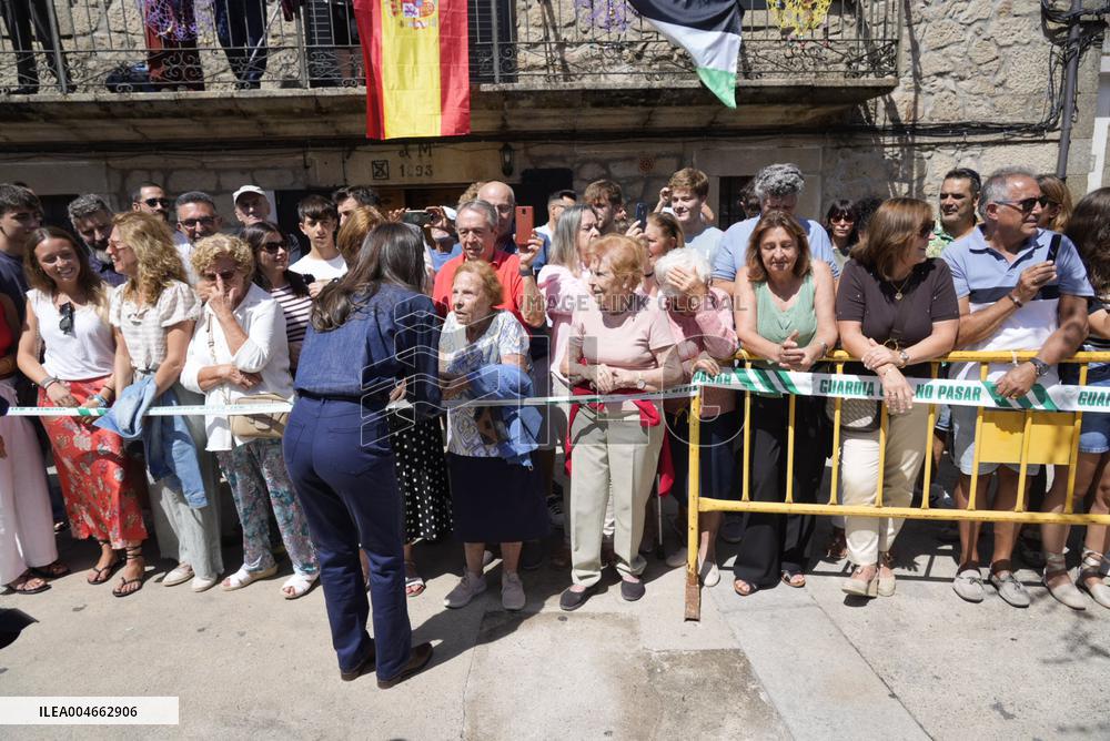 King and Queen Visit Fire-Damaged Caceres Villages