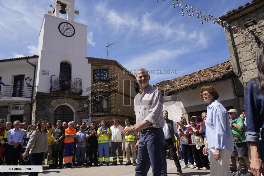 King and Queen Visit Fire-Damaged Caceres Villages