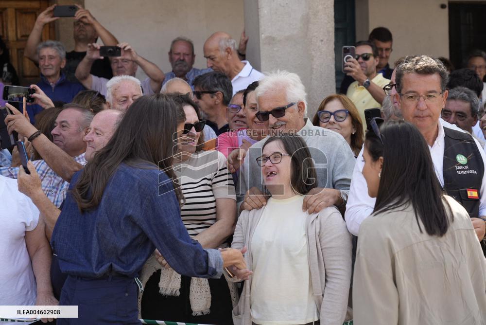 King and Queen Visit Fire-Damaged Caceres Villages
