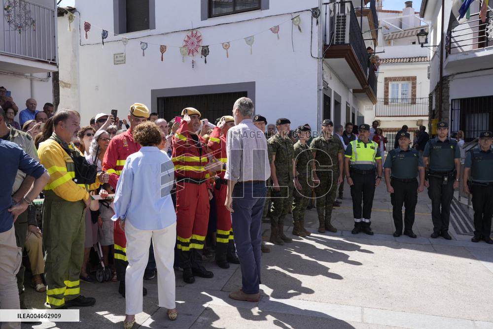 King and Queen Visit Fire-Damaged Caceres Villages
