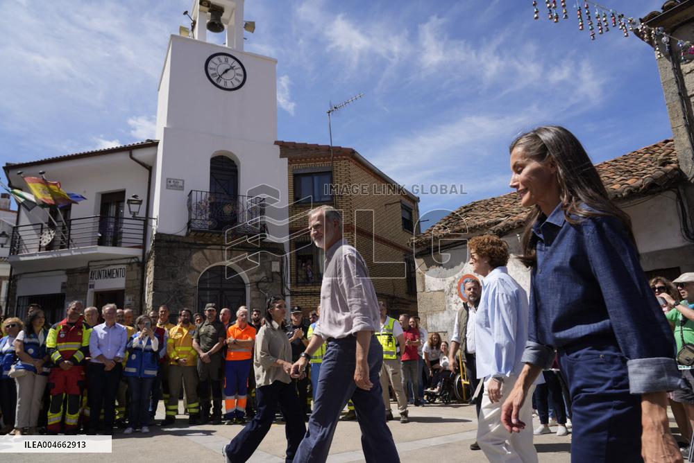 King and Queen Visit Fire-Damaged Caceres Villages