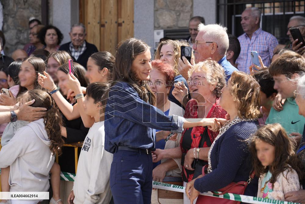 King and Queen Visit Fire-Damaged Caceres Villages