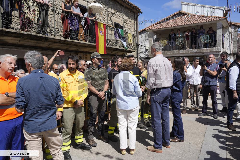 King and Queen Visit Fire-Damaged Caceres Villages