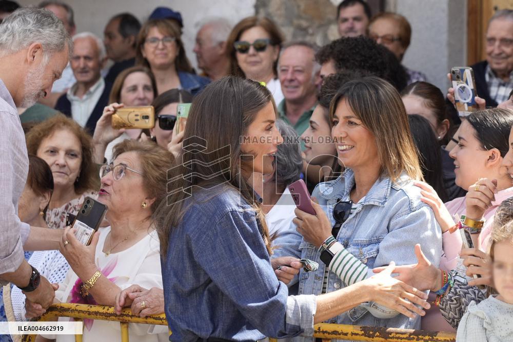 King and Queen Visit Fire-Damaged Caceres Villages