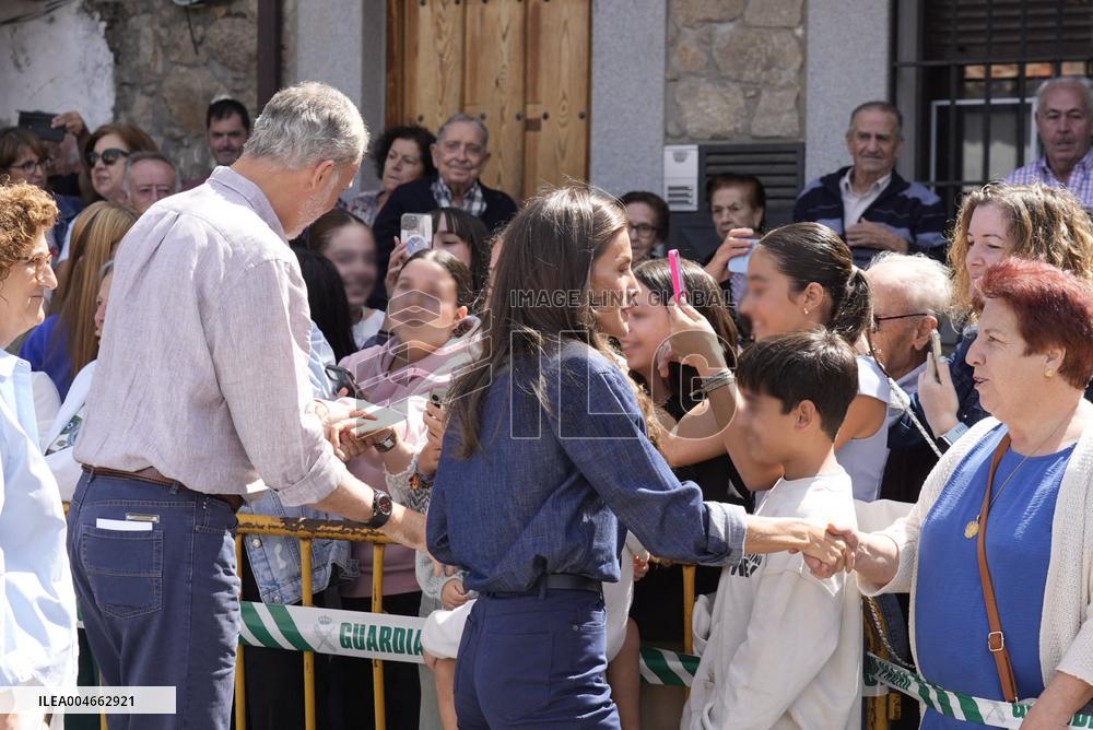 King and Queen Visit Fire-Damaged Caceres Villages